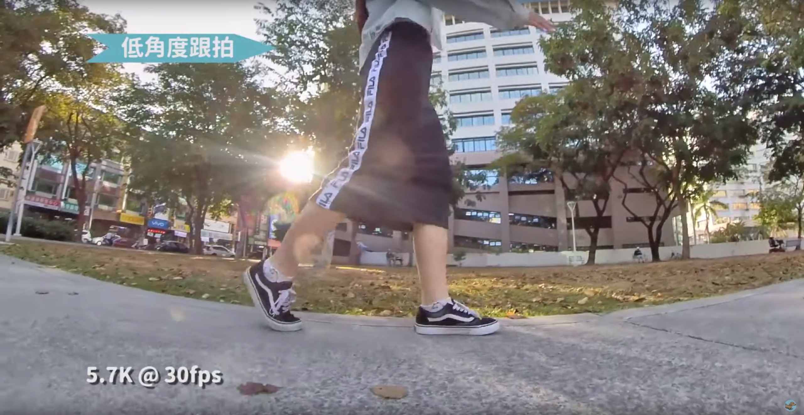 【技巧教學】全景相機拍 Dolly Zoom 的方法？Insta360 One X 拍攝技巧教學｜滑動變焦 Dolly Zoom、低角度跟拍、模擬空拍機、變換視角、肩後視角 - 360度相機, 360度鏡頭, Dolly Zoom, insta360, INSTA360 GO, Insta360 One X, vlog, 低角度跟拍, 全景相機, 台灣旅遊, 台灣景點, 台灣美食, 希區考克, 模擬空拍機, 滑動變焦, 肩後視角, 變換視角, 駁二, 駁二美食, 駁二餐廳, 高雄, 高雄旅遊, 高雄景點, 高雄美食 - 科技狗 3C DOG