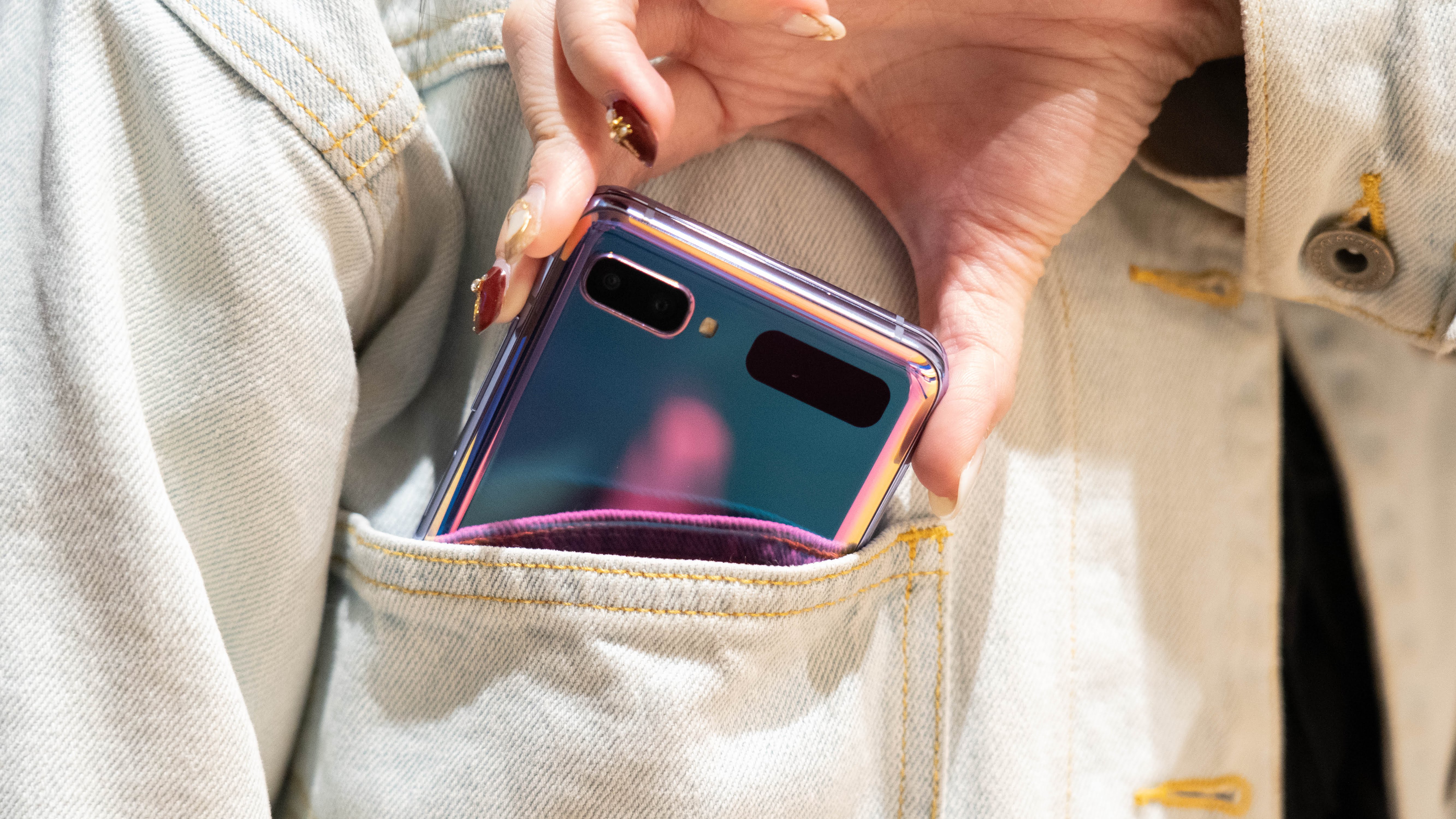 三星 Galaxy Z Flip 摺疊手機上手實測、台灣限量上市！Galaxy Fold 改良進化版｜折疊手機、無縫畫面、無段式轉軸、Dynamic AMOLED、高通驍龍 855+ - 女生 - 科技狗 3C DOG